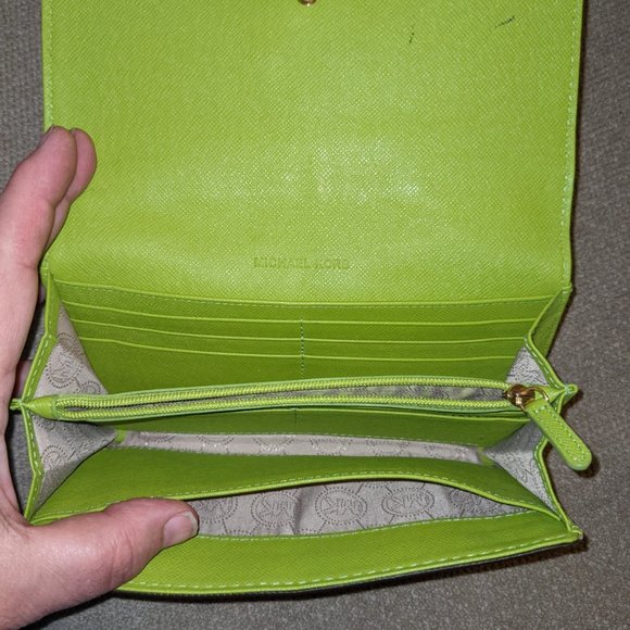 Like new Michael Kors bag and wallet - Picture 6 of 6